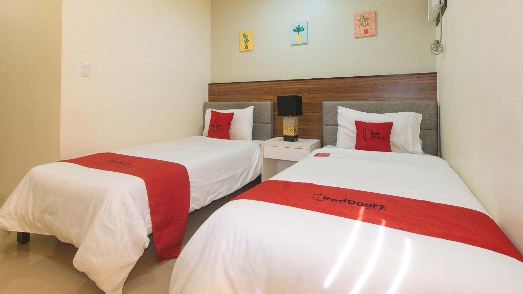 Reddoorz @ Leoncia Apartelle Mandawe Extérieur photo